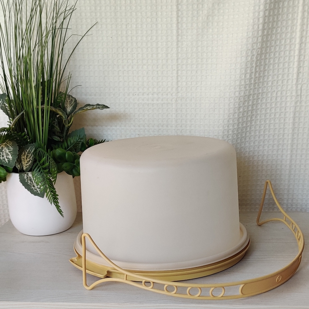 Vintage Tupperware Round Cake Carrier w/Handle, Harvest Yellow